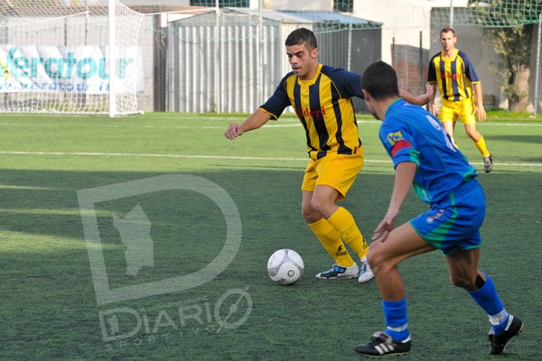 Muravera - Nuorese 0-2 Giuseppe Cocco palla al piede, Mario Masia osserva Muravera - Nuorese 0-2 Giuseppe Cocco palla al piede, Mario Masia osserva